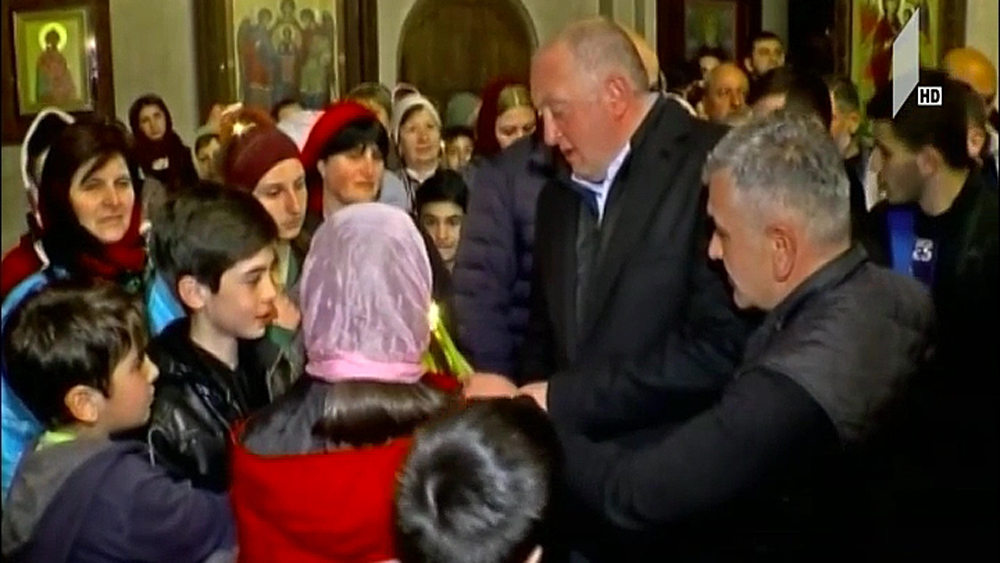 პრეზიდენტი აღდგომას დუშეთის წმინდა ნიკოლოზის სახელობის ტაძარში შეხვდა