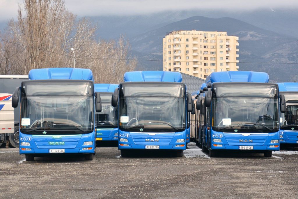 Тбилисы уæвæг уæлмæрдты æрдæм, автобустæ змæлдзысты æнæфидгæйæ