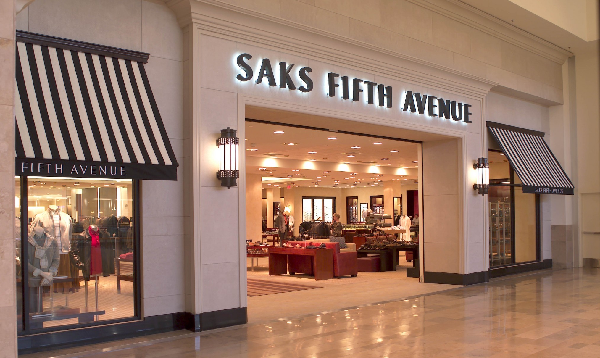 Saks fifth. Saks Fifth Avenue Алматы. Saks магазин одежды. Saks магазин в США. Saks Fifth Avenue часы электрические.
