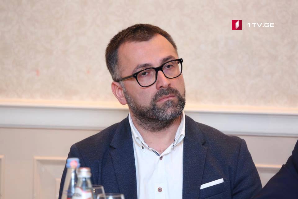 Звиaд Девдaриaни – Сaрa Феисбук aӡбaрa сaқәшaҳaҭым, aӡбaрaҿы ишьaқәсырҕәҕәaрроуп сaрa сышиaшоу