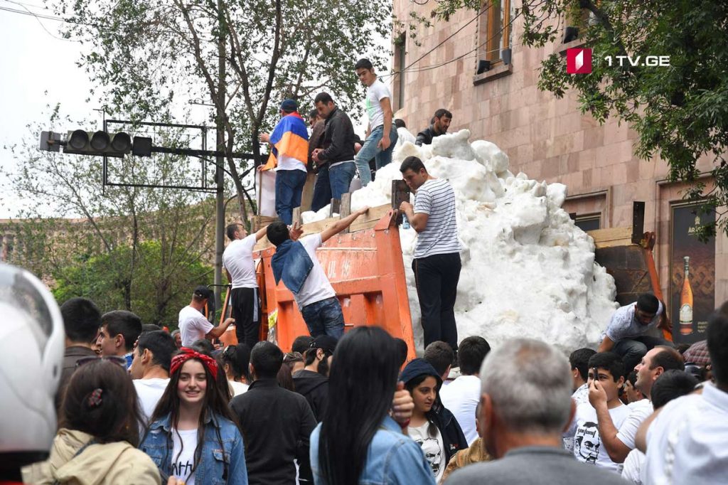 Nikol Paşinyanın tərəfdarları Respublika Meydanına qar apardılar (foto)
