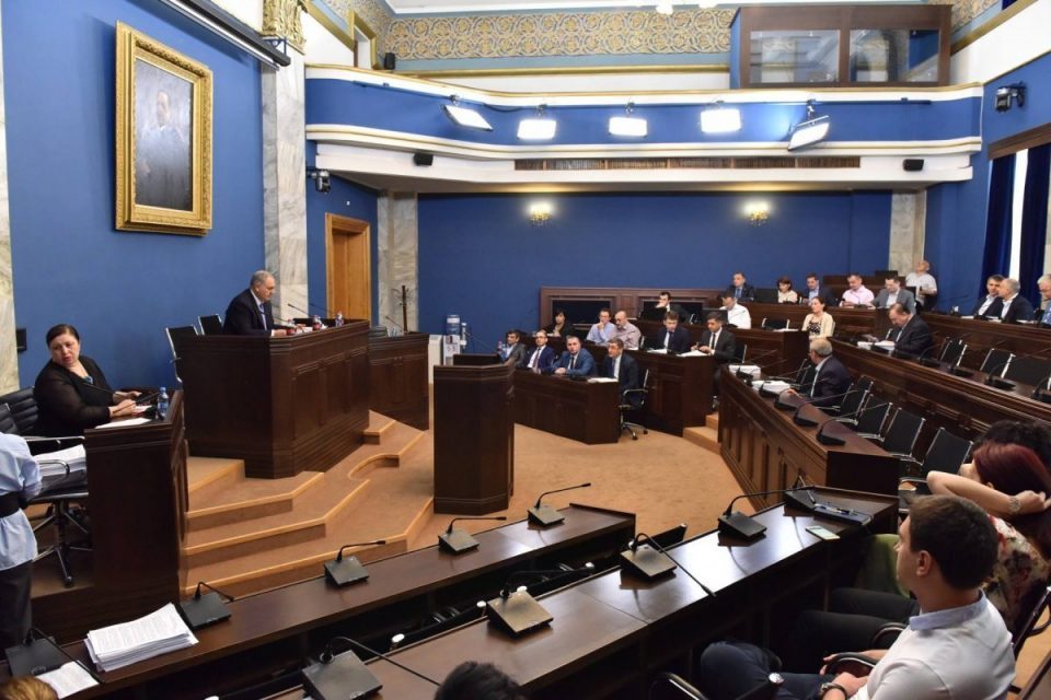 ტაქსის მძღოლებისთვის პირველ ოქტომბერს გამოწერილი ჯარიმების გაუქმების საკანონმდებლო ინიციატივაზე საფინანსო კომიტეტში იმსჯელებენ