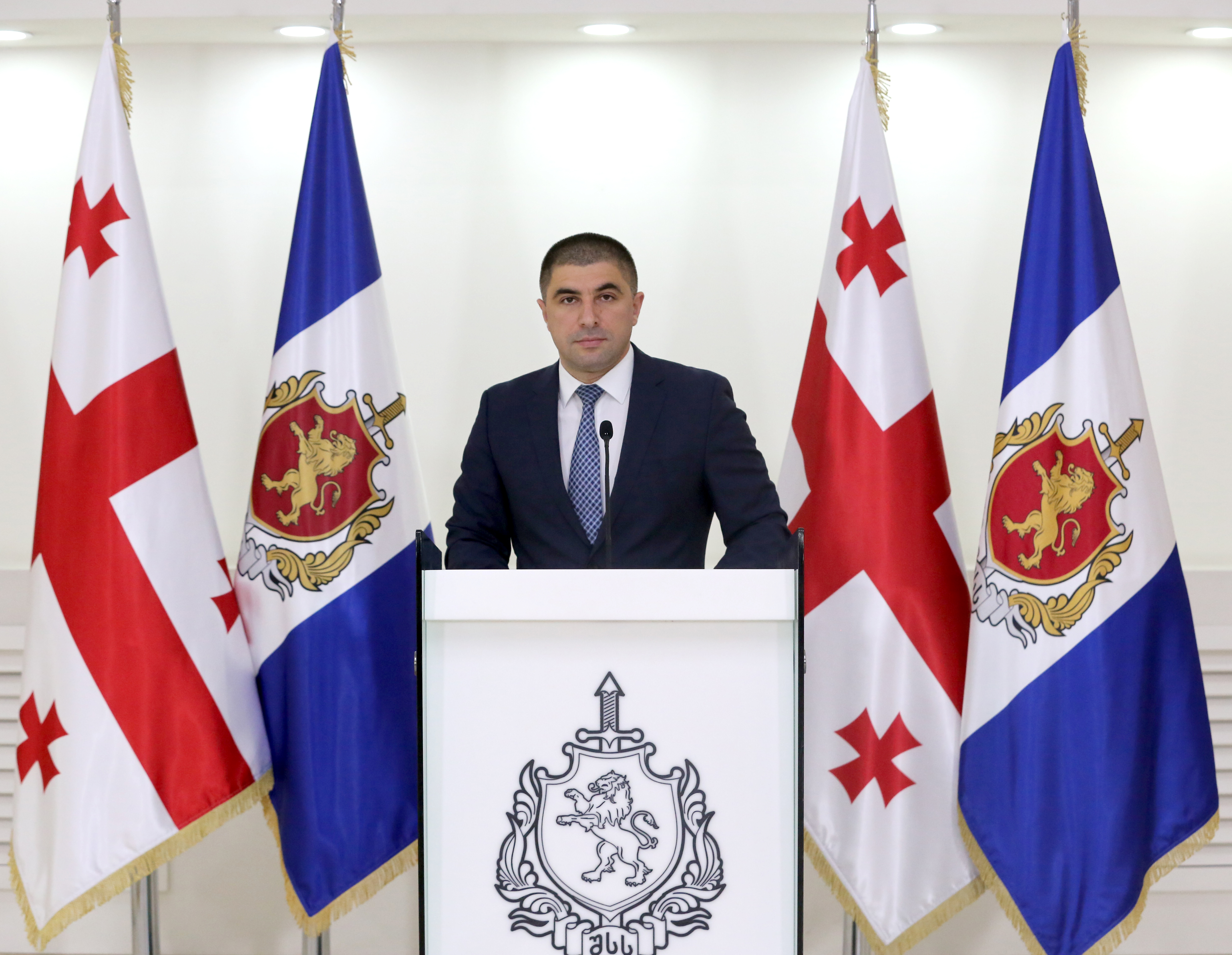 შსს-ს ინფორმაციით, რუსთაველის გამზირზე ყაზახეთის მოქალაქე, მკვლელობისა და ყაჩაღობისთვის ინტერპოლით ძებნილი პირი დააკავეს