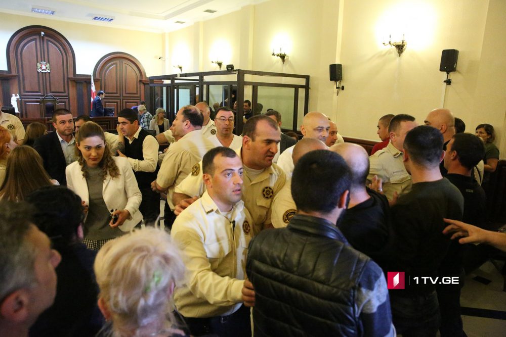 „ქართული მარშის“ წევრების საქმეზე მოსამართლის გადაწყვეტილებას დარბაზში ხმაური მოჰყვა