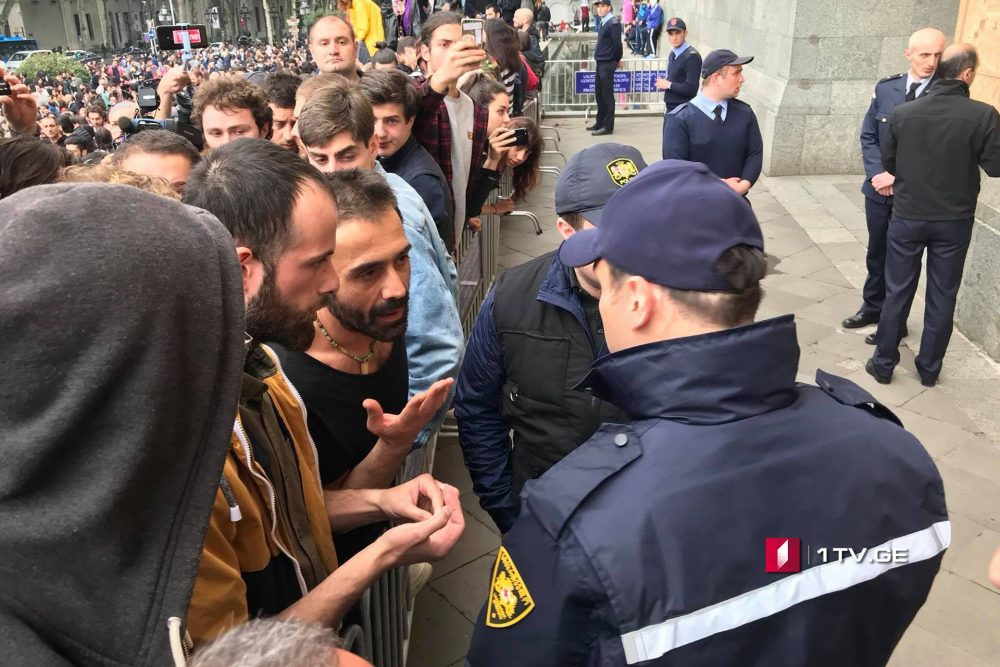 „თეთრი ხმაურის მოძრაობის“ ლიდერი საპატრულო პოლიციასთან მოლაპარაკებებს მართავს