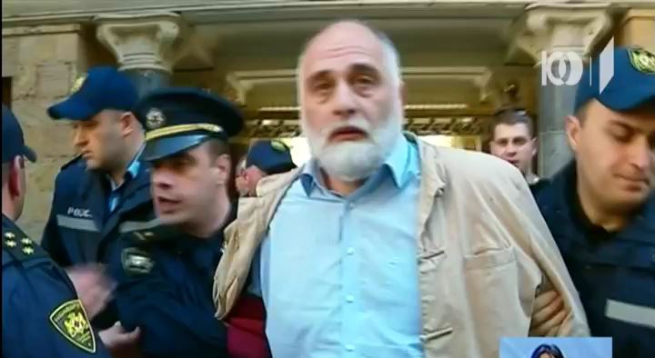 პარლამეტის შენობასთან მიმდინარე აქციის წევრებს კვერცხები დაუშინეს