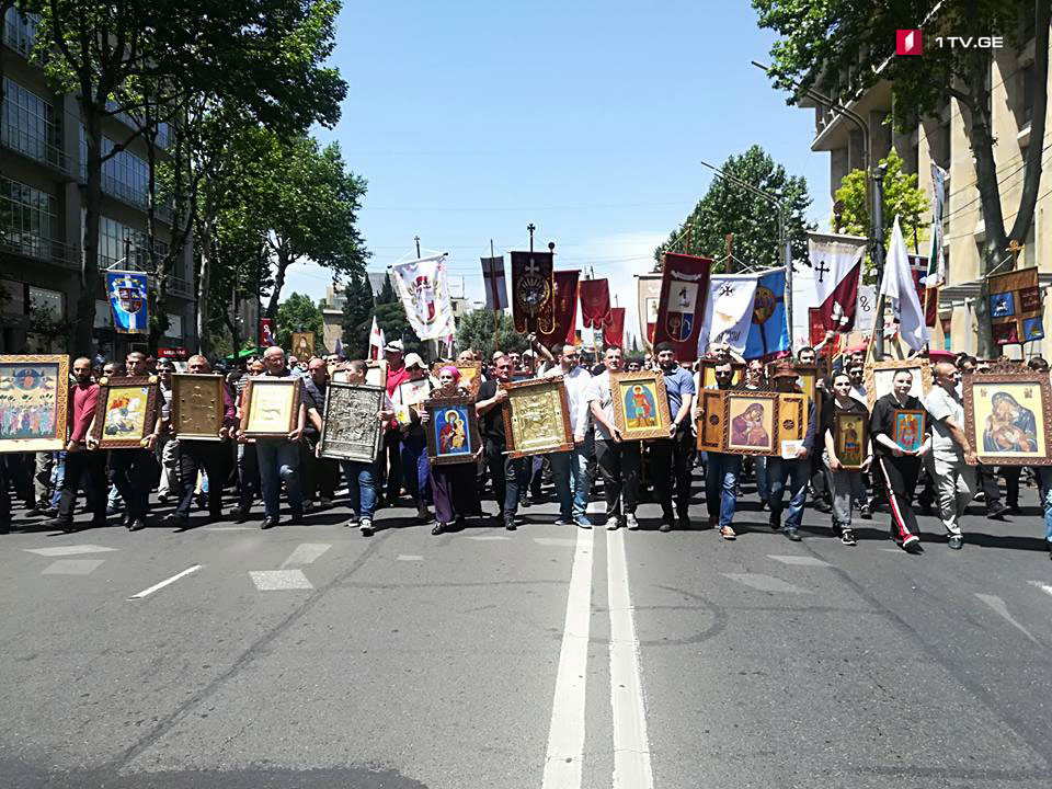 მსვლელობის მონაწილეები ვარდების მოედნიდან ქაშუეთის მიმართულებით დაიძრნენ