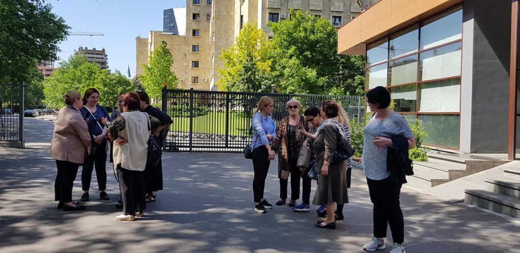 მთავარი პროკურორი ირაკლი შოთაძე „ცენტრ პოინტის“ დაზარალებულებს შეხვდა