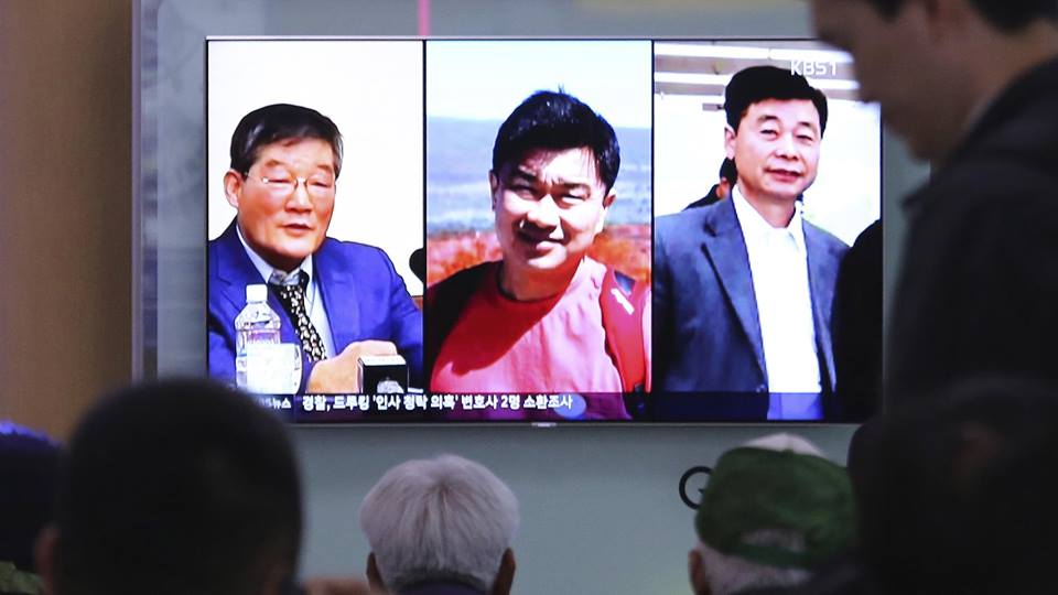ჩრდილოეთ კორეის მიერ გათავისუფლებული სამი ამერიკელი პატიმარი სამშობლოში ბრუნდება