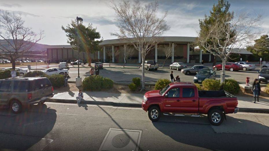 კალიფორნიის პოლიციამ პალმდეილის საშუალო სკოლაში სროლის შესახებ შეტყობინება მიიღო