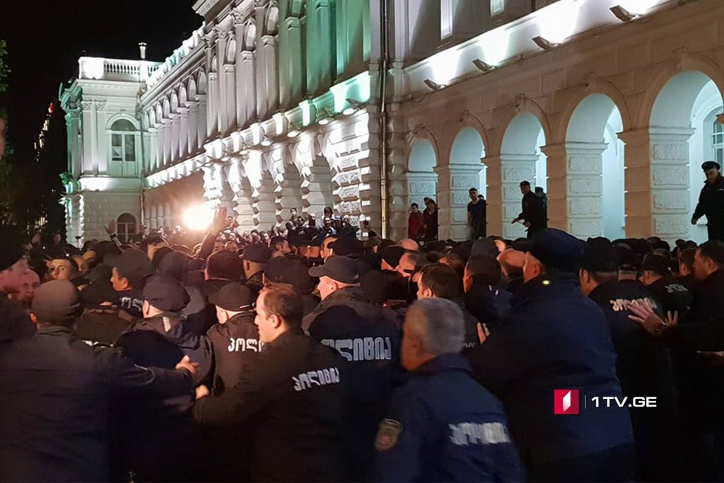 კონტრაქციის მონაწილეებმა პოლიციის კორდონი გაარღვიეს [ვიდეო]