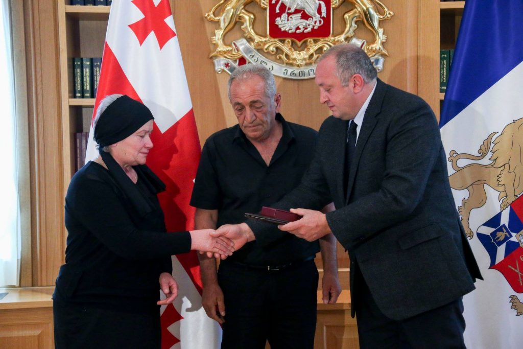 საქართველოს პრეზიდენტმა არჩილ ტატუნაშვილი სიკვდილის შემდეგ ღირსების ორდენით დააჯილდოვა [ფოტო/ვიდეო]