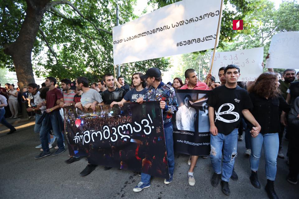 „ეს არის პატარა გამარჯვება“ – აქციის მონაწილეების მსვლელობა პარლამენტისკენ [ფოტო, ვიდეო]