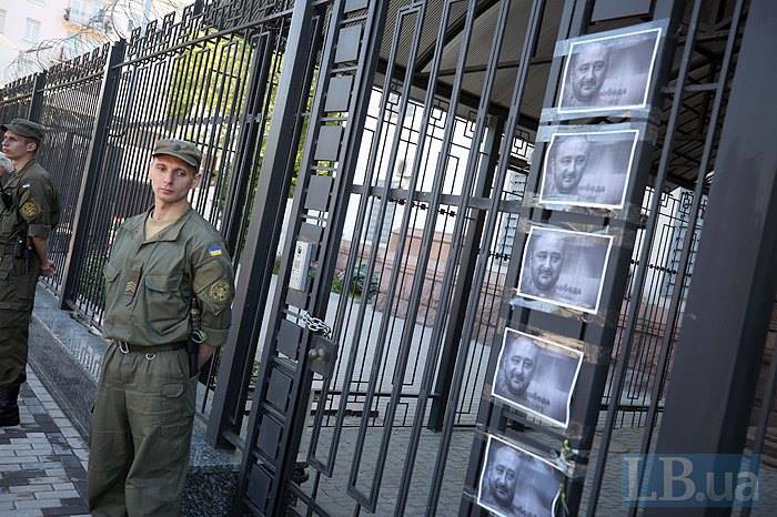 უკრაინაში რუსეთის საელჩოს ღობეზე, მოკლული ჟურნალისტის, არკადი ბაბჩენკოს ფოტოები დაკიდეს