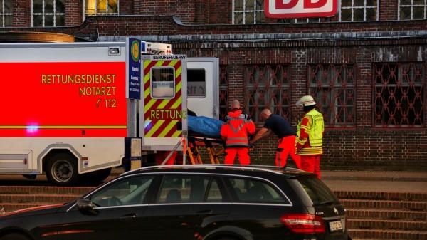 გერმანიაში, დანით შეიარაღებული მამაკაცი მატარებელში მგზავრსა და პოლიციელს თავს დაესხა