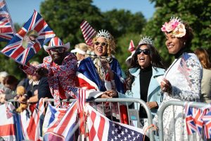 4C6B236000000578-5748651-Fans_from_Britain_and_America_have_travelled_to_the_small_Berksh-a-62_1526791441459