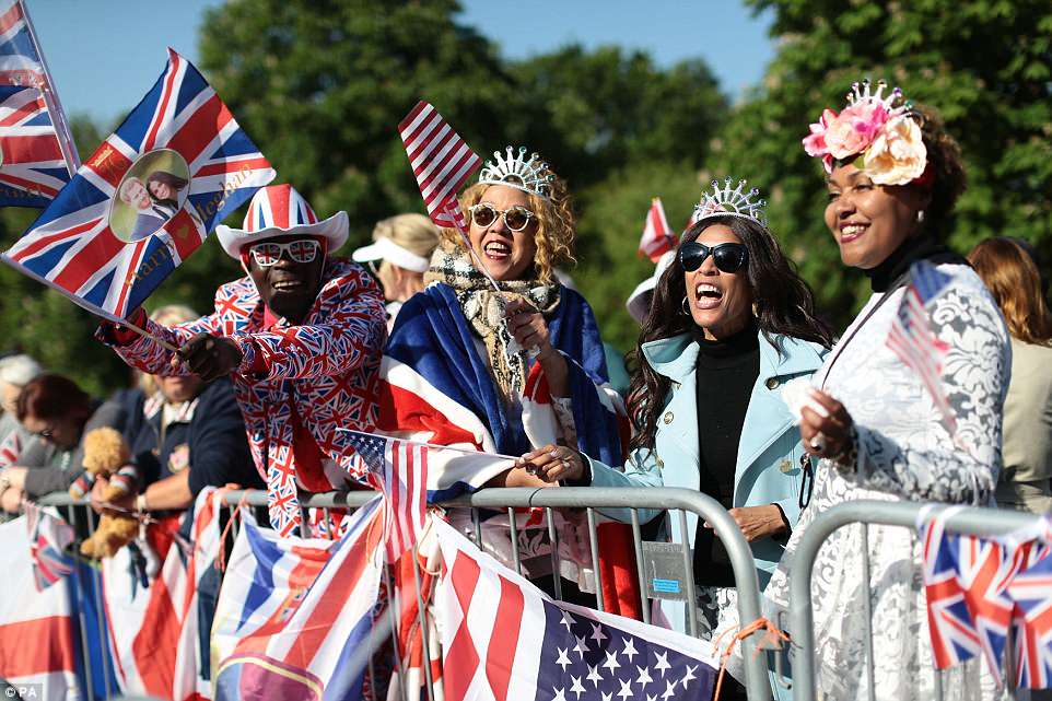4C6B236000000578-5748651-Fans_from_Britain_and_America_have_travelled_to_the_small_Berksh-a-62_1526791441459