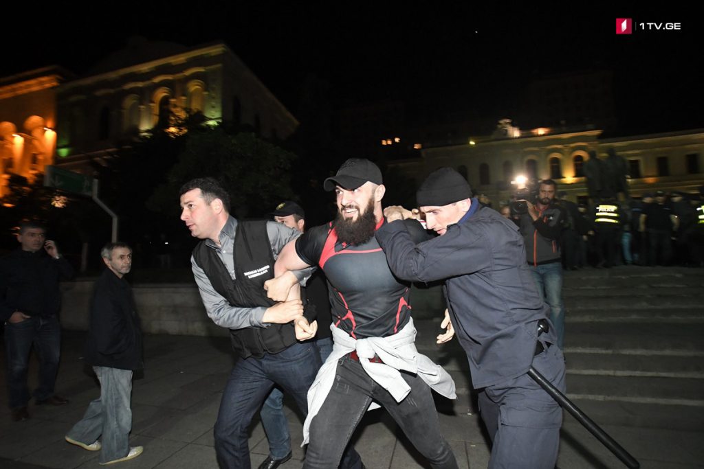 Birinci məktəb yanında əks-aksiyasının bir neçə iştirakçısını yaxaladılar (foto)