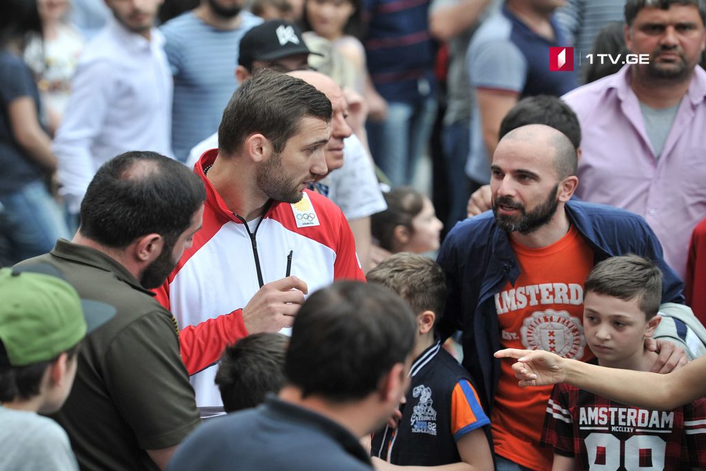 Parlament qarşısında dzyudoçuların etiraz aksiyası keçirilir (foto)