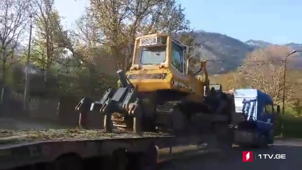 სოფელ საკირეში ხანძრის კერამდე გზის გასაწმენდად მძიმე ტექნიკა შეიყვანეს [ვიდეო]