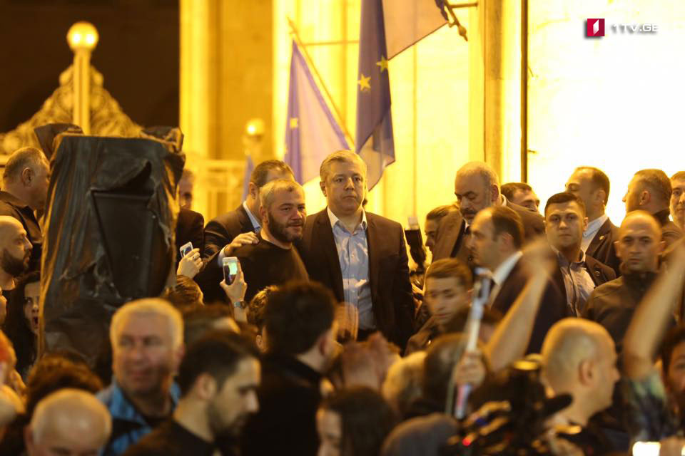 აქციის მონაწილეებმა საქართველოს პრემიერ-მინისტრს სიტყვით გამოსვლის დასრულების საშუალება არ მისცეს [ვიდეო]