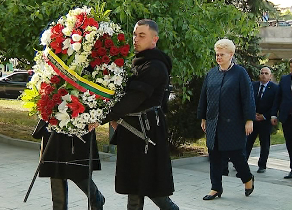 დალია გრიბაუსკაიტემ საქართველოს ერთიანობისთვის ბრძოლაში დაღუპულ გმირთა მემორიალი გვირგვინით შეამკო [ვიდეო]
