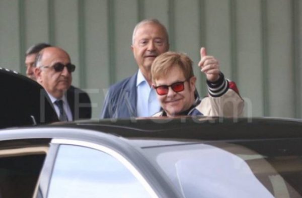 Elton Con Yerevanda eşitmə qabiliyyəti zəifləmiş uşaqlara eşitmə aparatlarını verdi