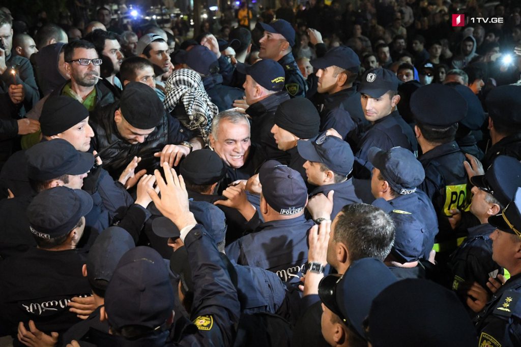 Rustaveli prospektində aksiya iştirakçıları bir birlərinə müxtəlif əşyalar atırlar