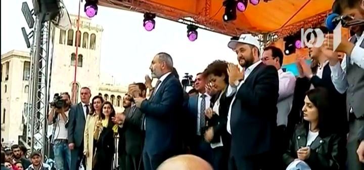 ნიკოლ ფაშინიანი სომხეთის პრემიერ-მინისტრია - ზეიმი ერევნის ქუჩებში