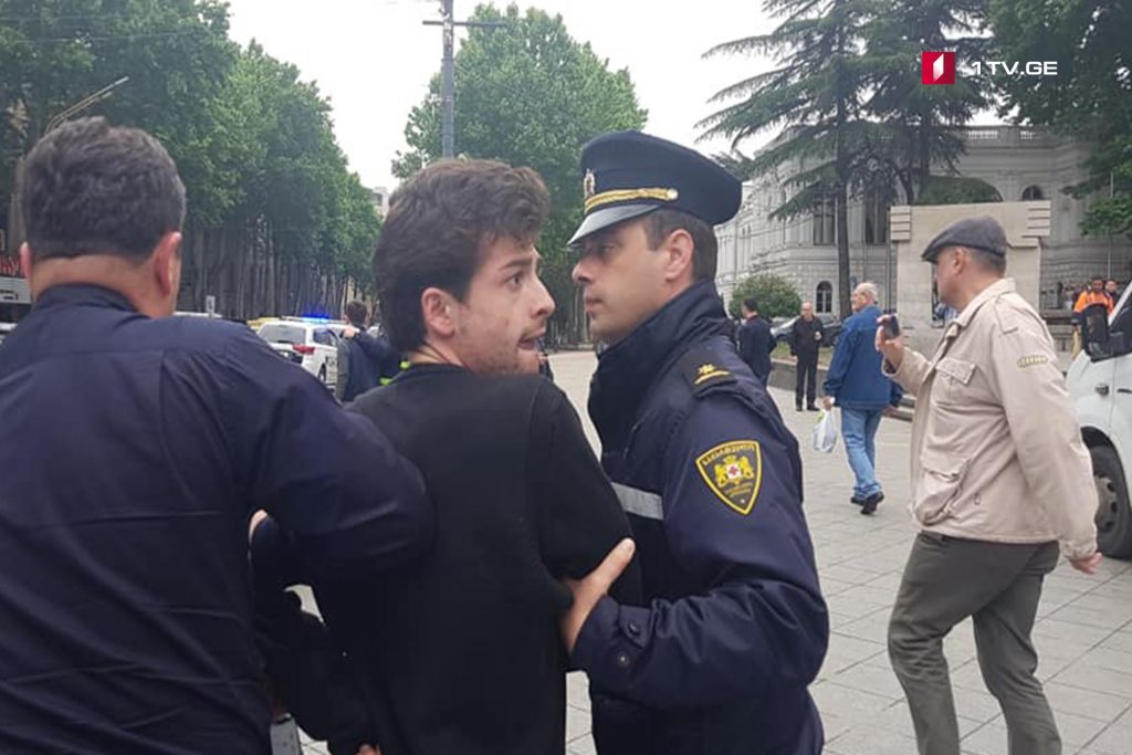 პარლამენტთან საზოგადოებრივი წესრიგის დარღვევისთვის პოლიციამ სამი პირი ამხილა [ვიდეო]