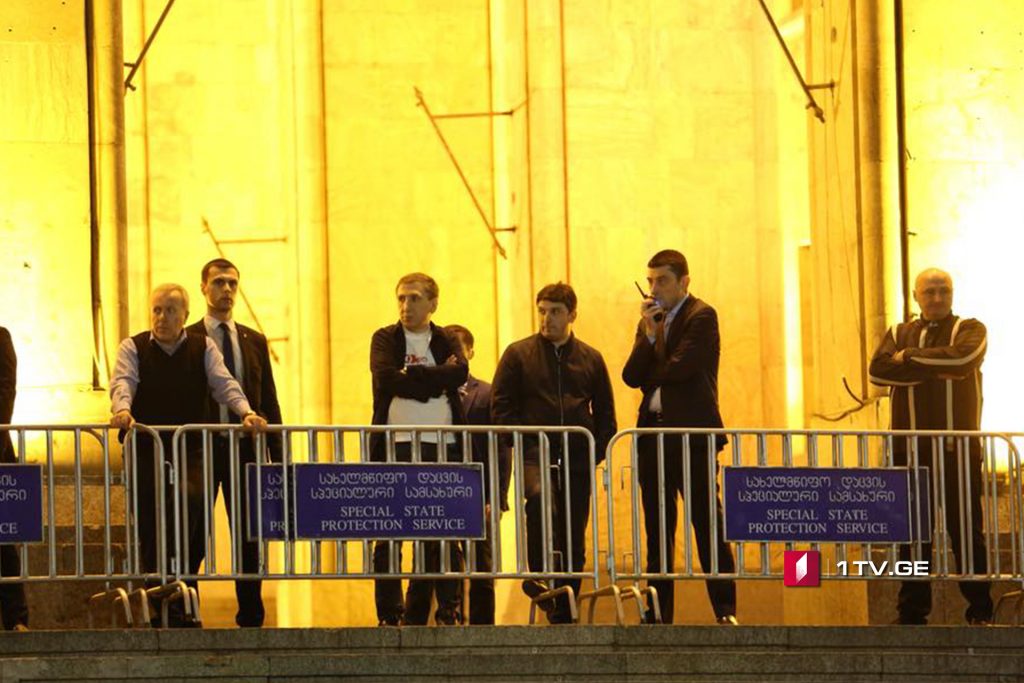 გიორგი გახარია, კახა კალაძე და ირაკლი კობახიძე რუსთაველის გამზირზე რჩებიან [ფოტო/ვიდეო]