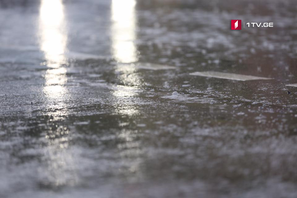 დუშეთში ძლიერი წვიმის შედეგად ქუჩები და საცხოვრებელი სახლების სარდაფები დაიტბორა