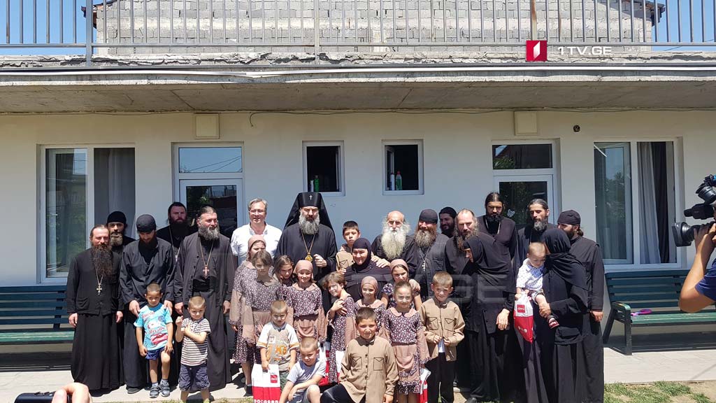 მეუფე შიო ბავშვთა სახლს ესტუმრა