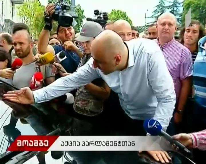 სამართალდამცავებმა "ერთიანი ნაციონალური მოძრაობის" წევრები ნიკა მელია, ირაკლი ნადირაძე და ლევან ხაბეიშვილი დააკავეს