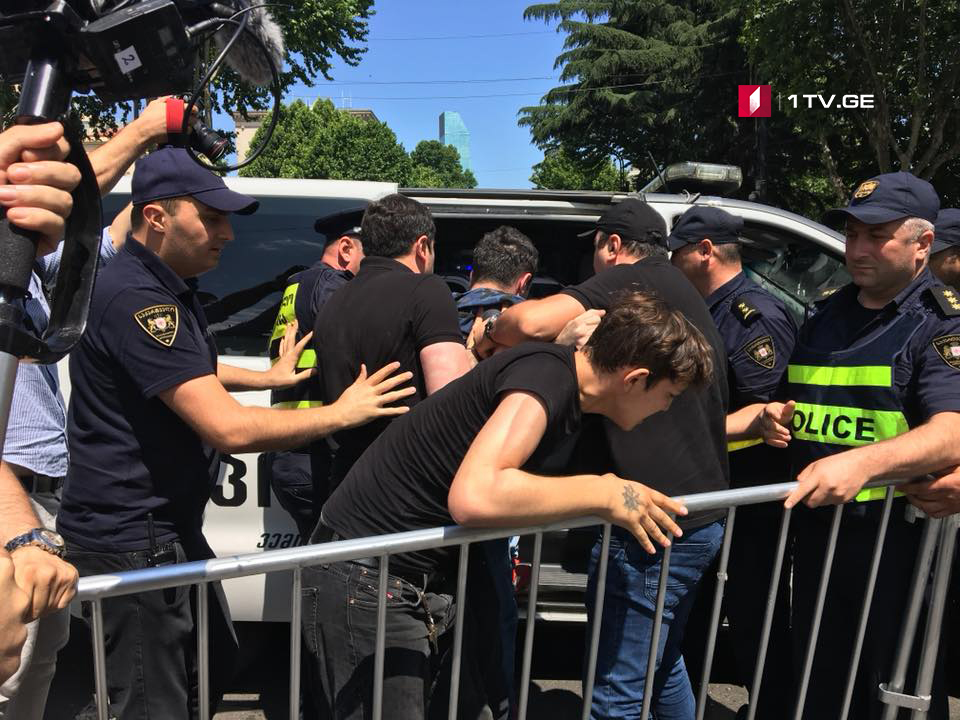 რუსთაველის გამზირზე რამდენიმე პირი დააკავეს [ფოტო/ვიდეო]