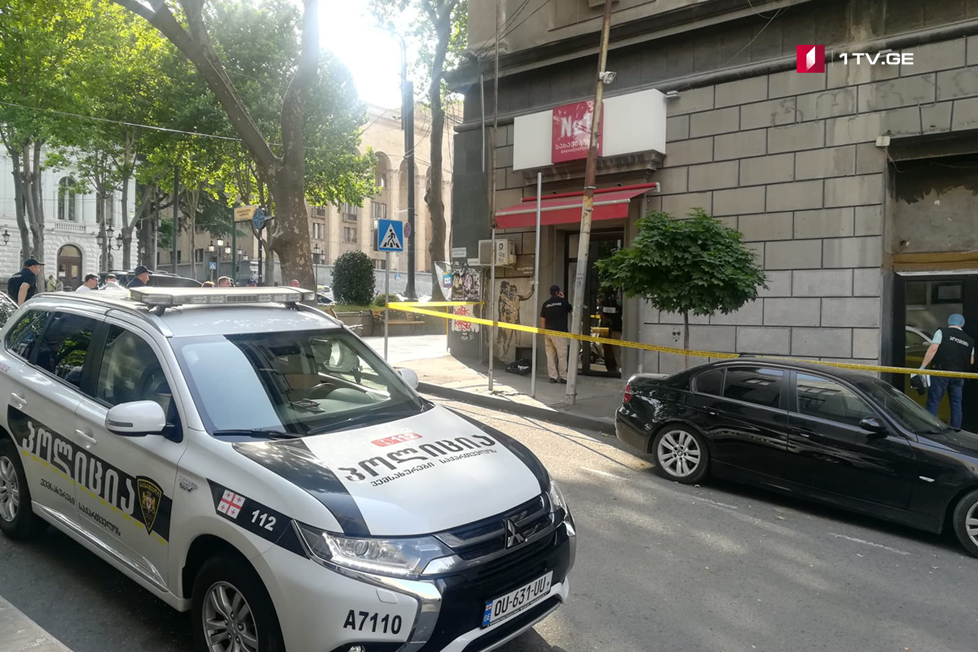 თვითმხილველების თქმით, რუსთაველზე მდებარე სახაჭაპურეზე თავდამსხმელს სამედიცინო ნიღაბი ეკეთა და შეიარაღებული არ ყოფილა