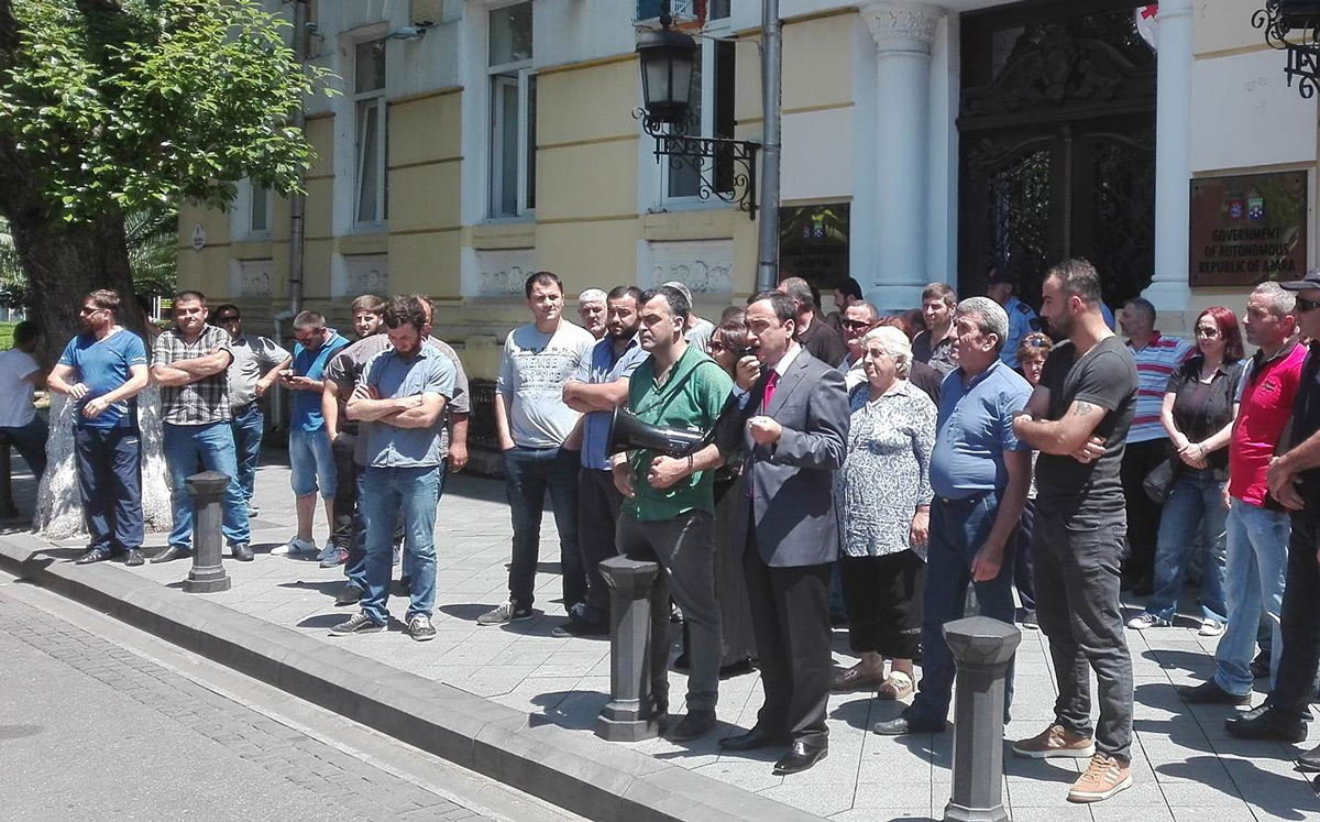პროკურატურამ აჭარაში მცხოვრებ მძღოლებს ჩამორთმეული სატვირთო ავტომანქანები დაუბრუნა