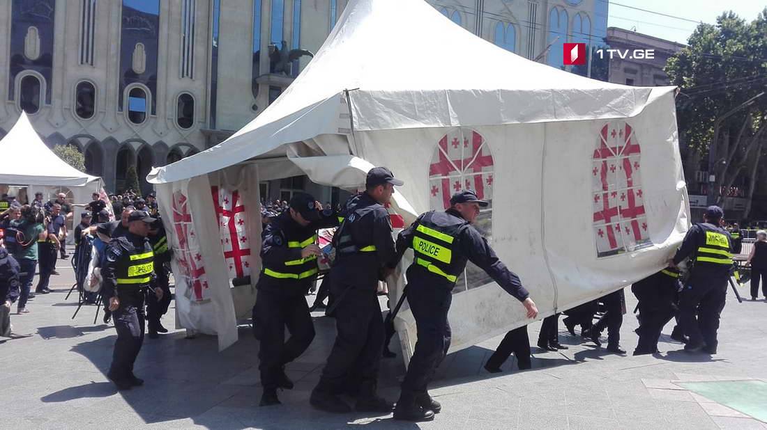 Police officers removed the tents from the traffic road at Rustaveli Avenue [Photo/Video]