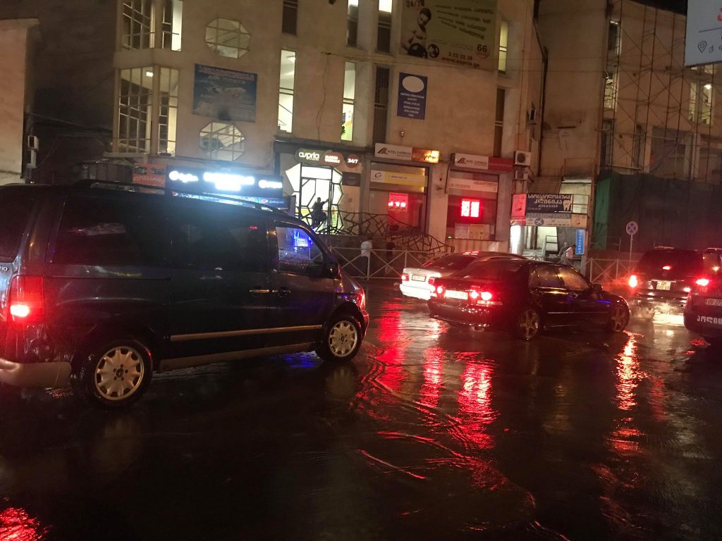 თბილისში ძლიერი წვიმის გამო საგანგებო სიტუაციების მართვის სამსახურის ყველა სახანძრო-სამაშველო ბრიგადა მობილიზებულია