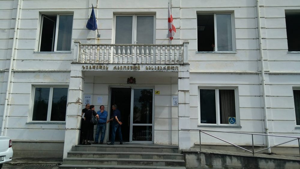 ზუგდიდში არასრულწლოვნის ჯგუფურად მძევლად აყვანაში ბრალდებული ცოლ-ქმრის საქმეზე წინასასამართლო სხდომა გაიმართა