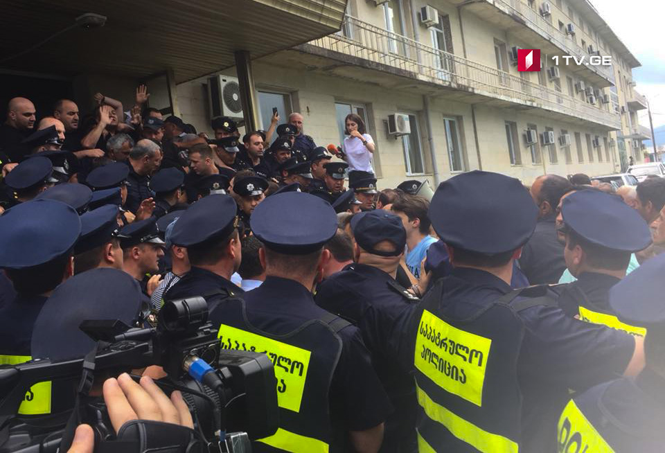 სამართალდამცველებმა ოზურგეთის საკრებულოში აქციის მონაწილეები არ შეუშვეს [ვიდეო]