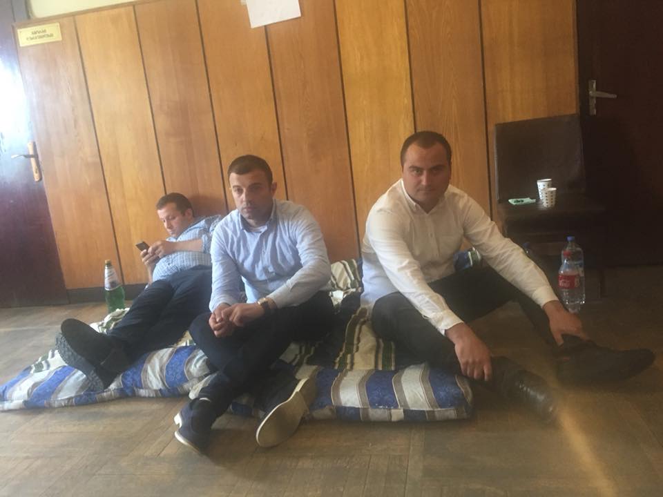 ოზურგეთის საკრებულოს შენობაში „ნაციონალური მოძრაობის“ წევრები შიმშილობის აქციას აგრძელებენ