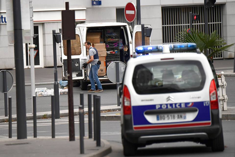 საფრანგეთში დანის შეიარაღებული მამაკაცი ქვეითად მოსიარულეებს თავს დაესხა და მათი ხიდიდან გადაგდება სცადა