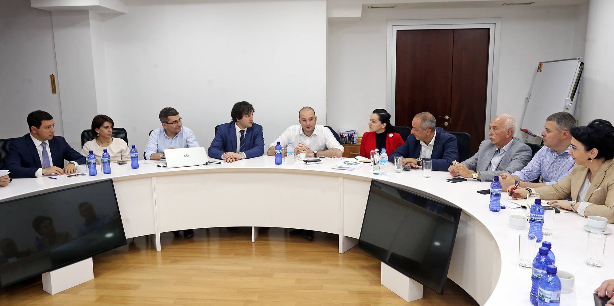 „ქართული ოცნების“ ცენტრალურ ოფისში მამუკა ბახტაძე საპარლამენტო უმრავლესობის წარმომადგენლებს შეხვდა