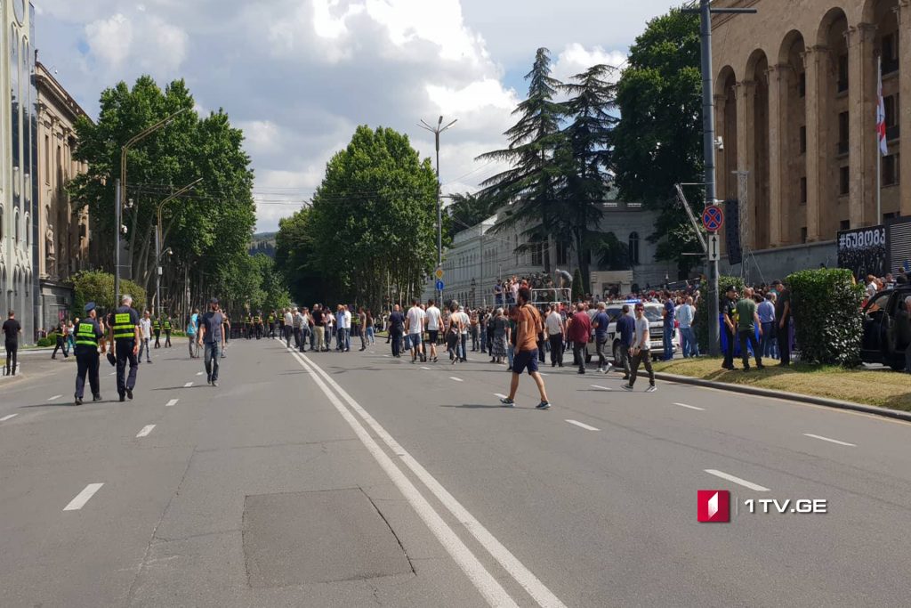 პარლამენტთან დაგეგმილი აქციის მონაწილეები იკრიბებიან [ფოტო]