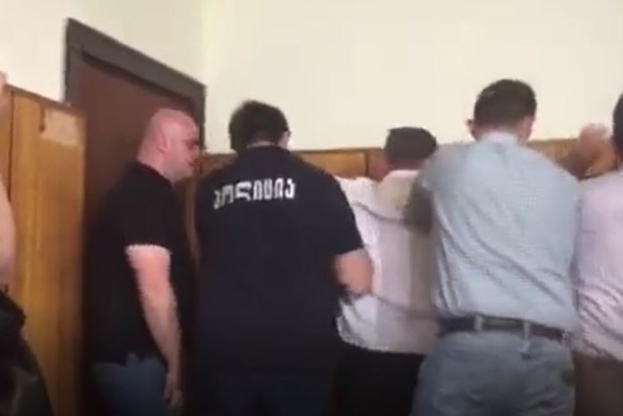 ოზურგეთის საკრებულოში „ნაციონალური მოძრაობის“ წევრებსა და სამართალდამცველებს შორის დაპირისპირება მოხდა [ვიდეო]