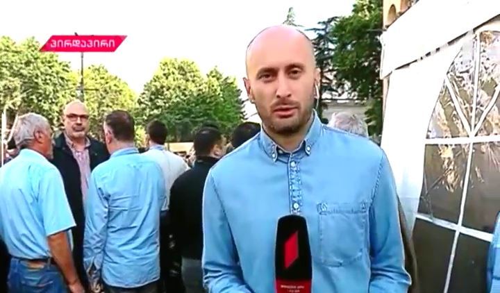ოპოზიციური პარტიების ლიდერები პარლამენტის შენობასთან იკრიბებიან