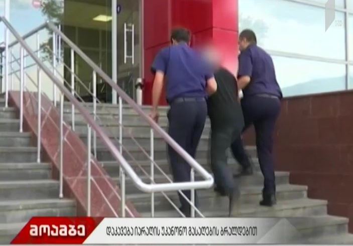 რუსეთის მოქალაქე იარაღის უკანონო გასაღების მცდელობის ბრალდებით დააკავეს
