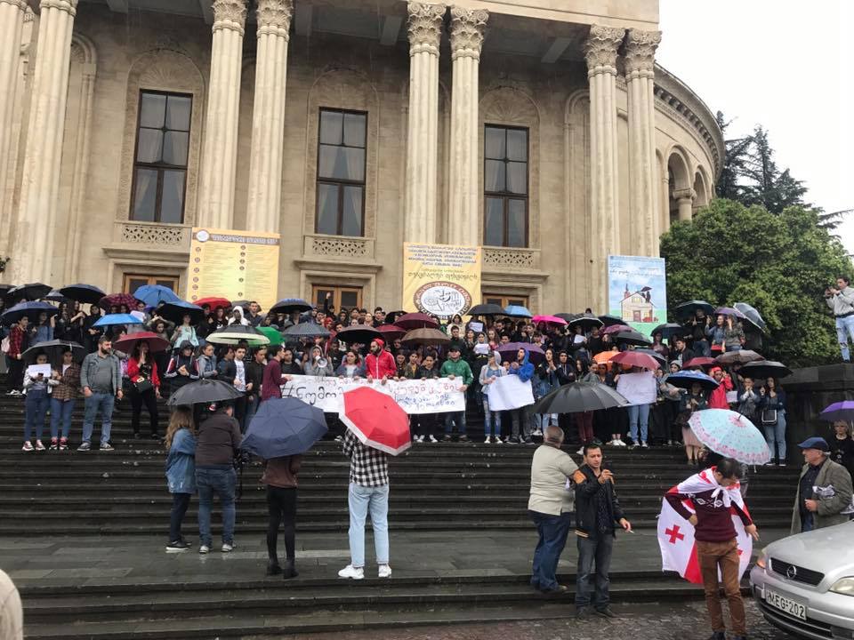 ქუთაისში სტუდენტები სოლიდარობის აქციას მართავენ