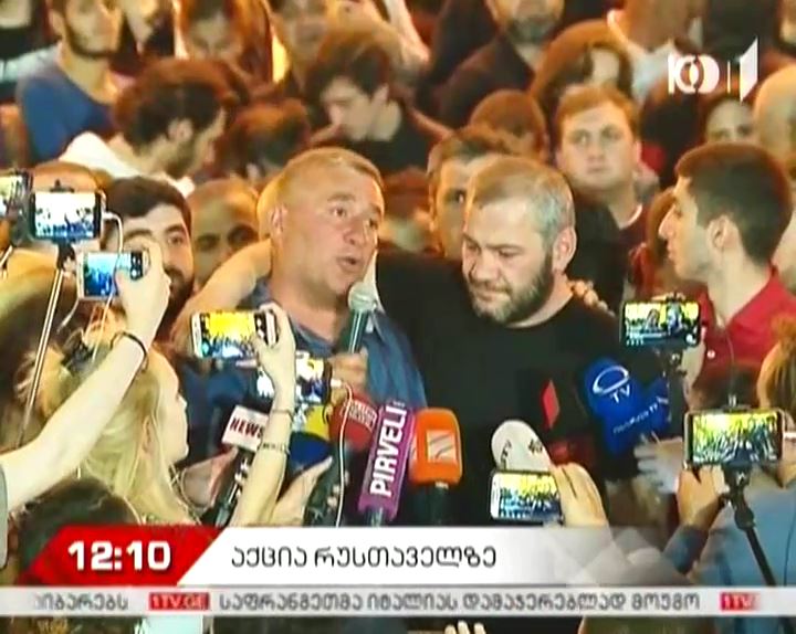 პარლამენტის შენობასთან აქციაზე მივიდა ხორავას ქუჩაზე მოკლული მეორე არასრულწლოვნის მამაც